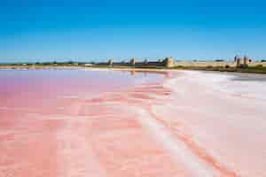 Foto gratuita colpo grandangolare dei laghi salati multicolori in camarque, francia