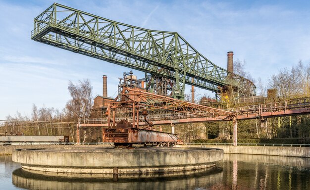 Широкоугольный снимок части Landschaftspark в Дуйсбурге, Германия, в дневное время