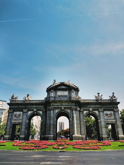 Широкоугольный снимок памятника Пуэрта-де-Алькала в Мадриде, Испания, под чистым голубым небом