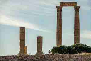 Free photo wide angle shot of the temple of hercules in jordan under a blue sky