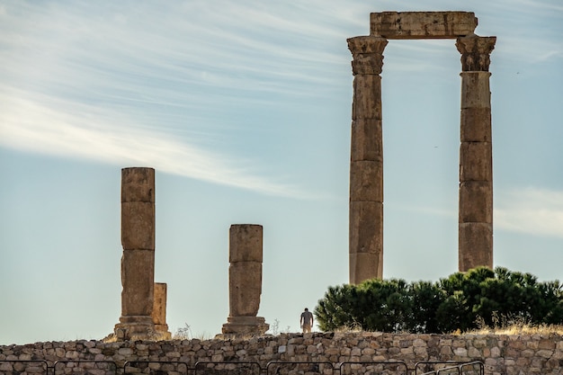 Wide angle shot of the Temple of Hercules in Jordan under a blue sky