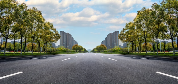 無料写真 地平線上の建物が広いアスファルト道路