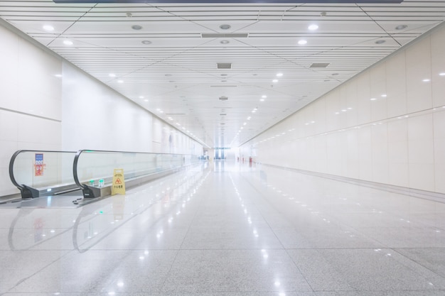 Free photo wide hallway with a moving walkway