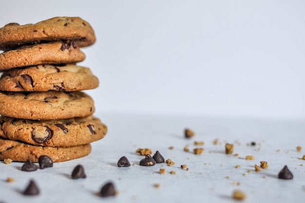 Foto gratuita colpo ampiamente selettivo del primo piano di una pila di biscotti al forno del cioccolato
