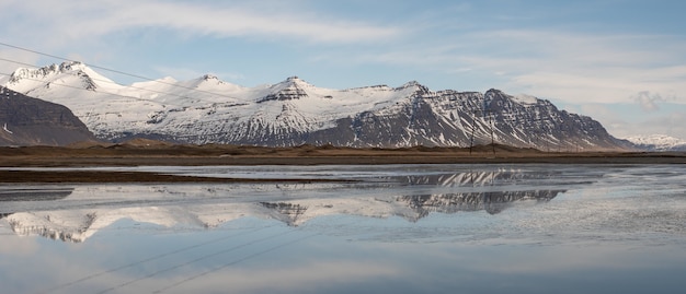 Foto gratuita campo ampio di un bellissimo paesaggio islandese