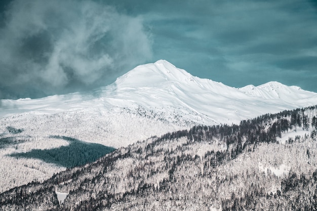 Free photo wide shot of the beautiful snow covered mountains under the cloudy sky