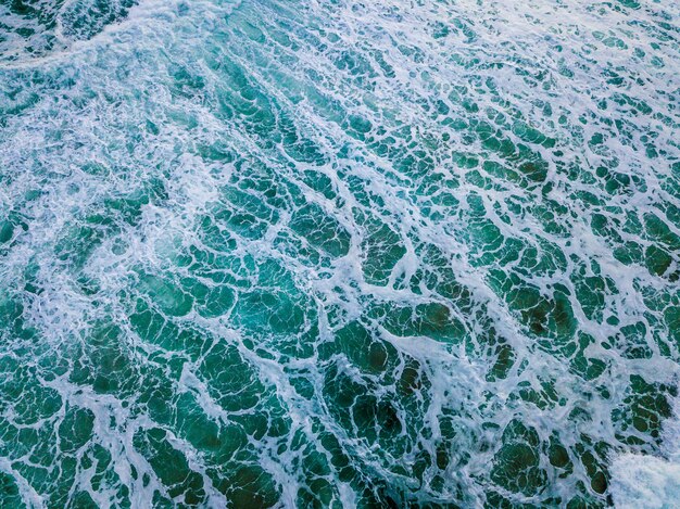 青い海の波のワイドショット