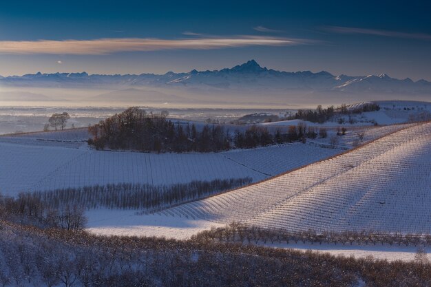 Панорамный снимок холмов, покрытых снегом, в ланге, пьемонт, италия