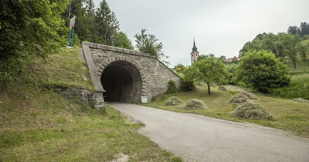 흐린 날에 슬로베니아에있는 오래된 철도 터널의 와이드 샷
