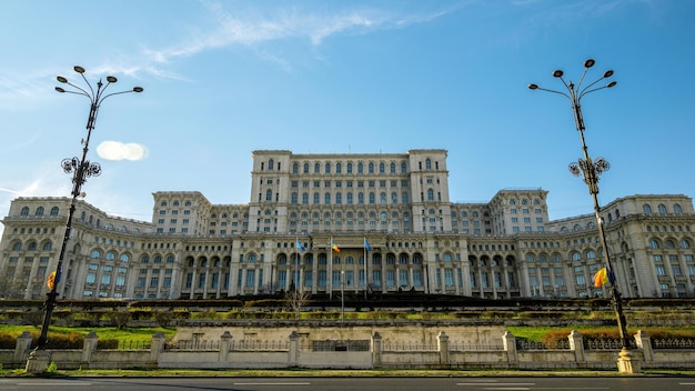 Широкий вид на дворец парламента в Бухаресте, Румыния