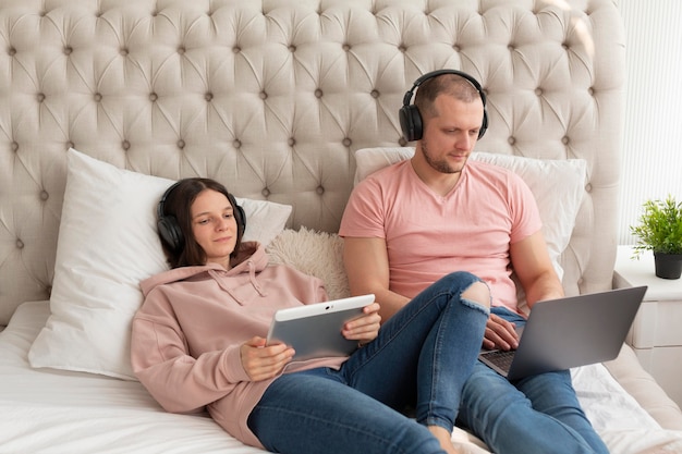 Free photo wife and husband playing videogames at home