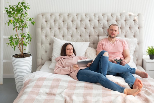 Free photo wife and husband playing videogames at home