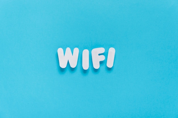 일반 배경으로 철자 된 Wi-Fi 텍스트