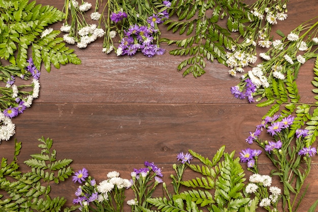 木製のテーブルの上の野の花
