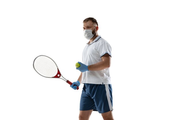 Выигрывайте очки за счет болезни. Мужской теннисист в защитной маске, перчатках.