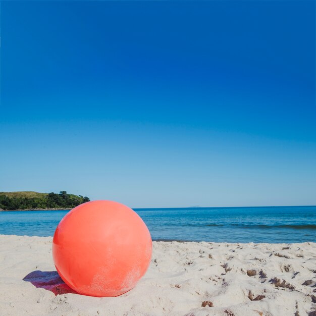 Ветер мяч на песчаном пляже
