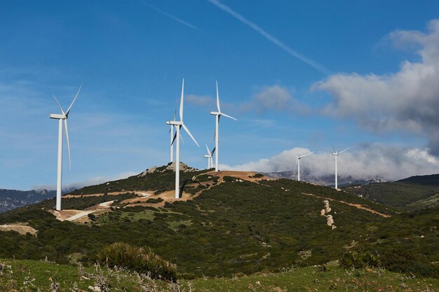 Ветряные турбины - это генераторы экологически чистой энергии, энергии ветра. возобновляемая энергия
