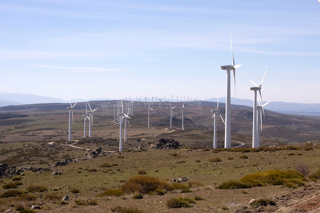 Ветряные турбины на горном водоразделе, производящие электричество за счет силы ветра