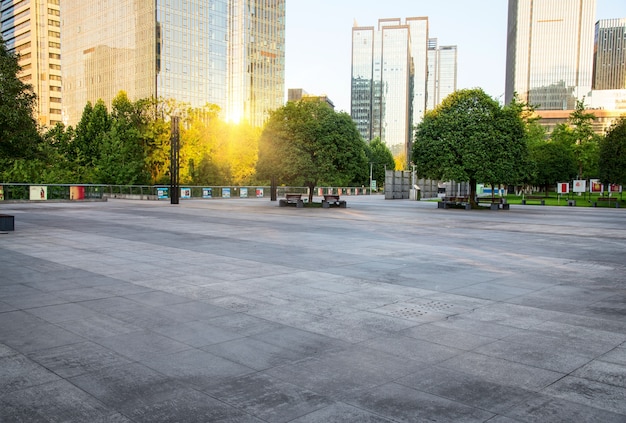 Free photo winding road through a city park