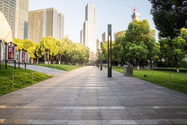 Free photo winding road through a city park