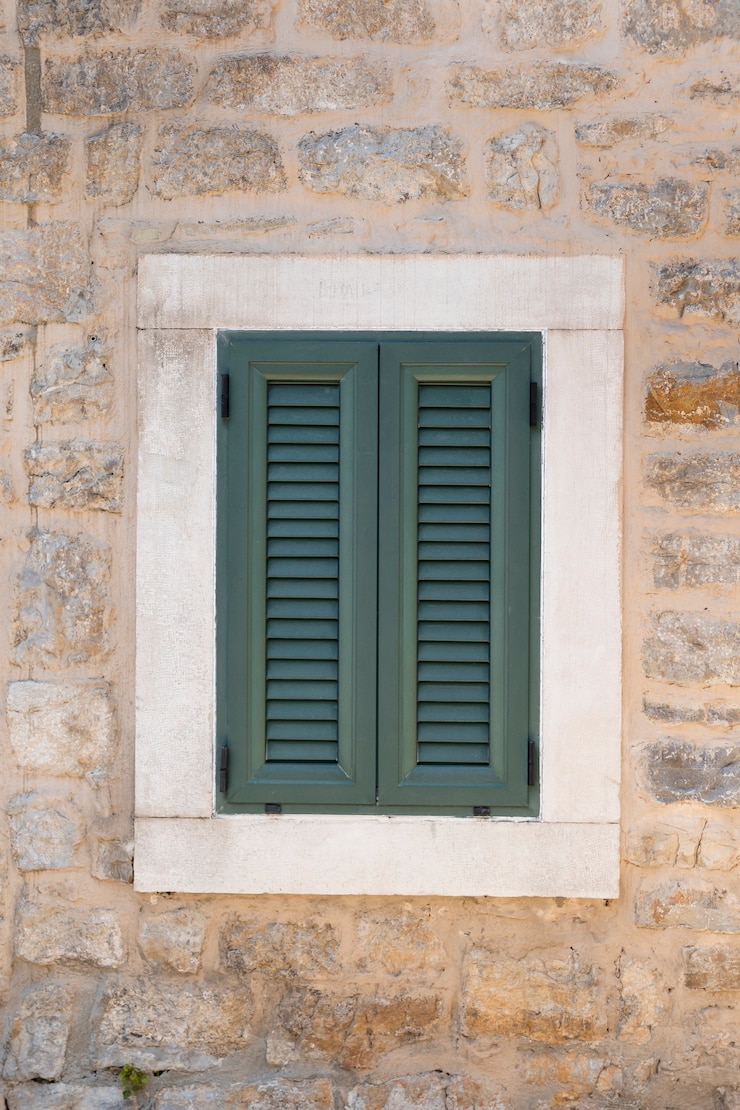 Free Photo window on old building in montenegro