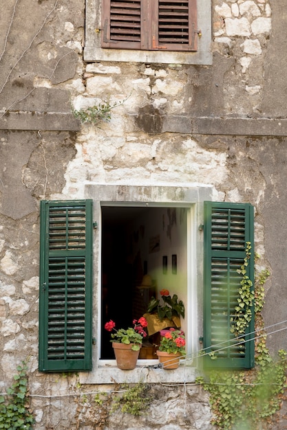 Foto gratuita finestra su vecchio edificio in montenegro