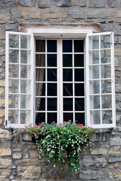 Free photo window on street in montreal canada