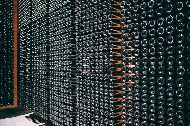 Foto gratuita bottiglie di vino conservate in una cantina durante il processo di fermentazione