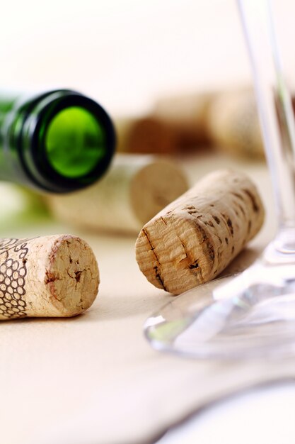 테이블에 와인 corks
