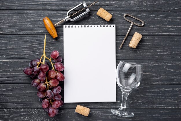 テーブルの上のノートの横にあるワイングラス
