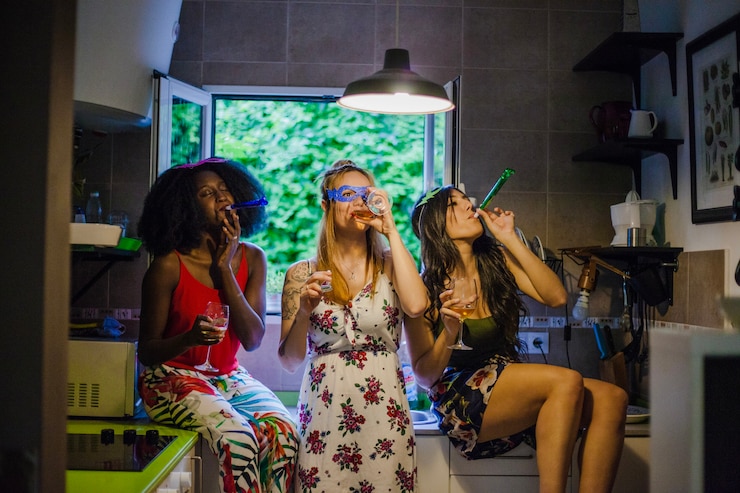 Free Photo wine party in the kitchen