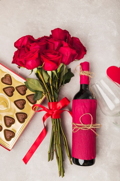 Foto gratuita vino gustoso cioccolato e bouquet di rose