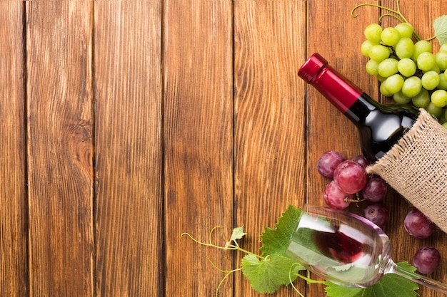 無料写真 赤と緑のブドウのフレームとワイン