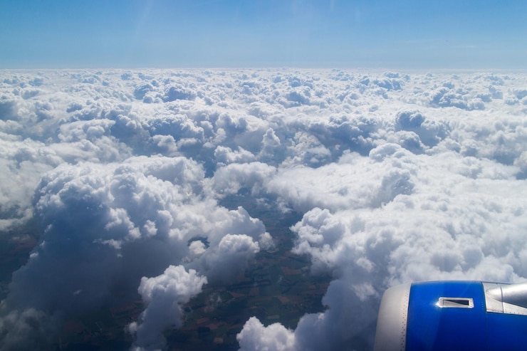 無料Photo 飛行中に高度で翼航空機