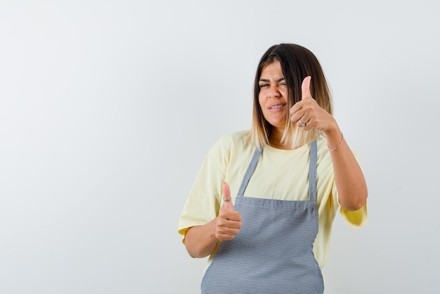 Foto gratuita la ragazza strizzata sta mostrando un gesto 