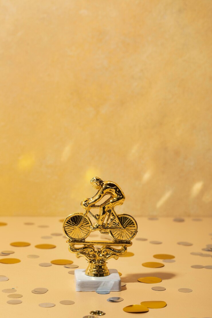 Free Photo winner concept with golden bicycle