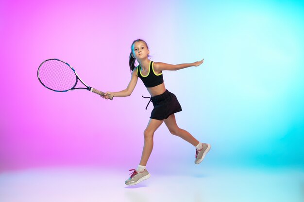 우승자. 그라데이션에 고립 된 검은 sportwear에 작은 테니스 소녀