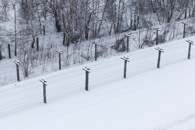 Зимний вид с воздуха на участок государственной границы Premium Фотографии