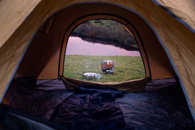 テントとグリルで冬のキャンプのコンセプト