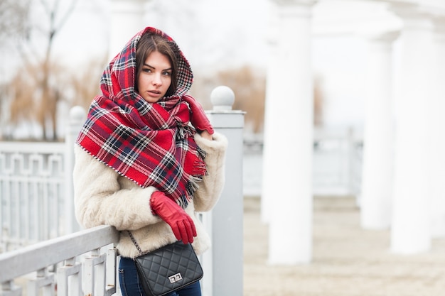 Foto gratuita la ragazza di modo delle donne del cappotto di inverno