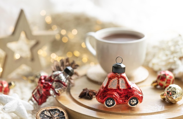 Foto gratuita composizione invernale con una tazza di cacao e marshmallow su sfondo sfocato