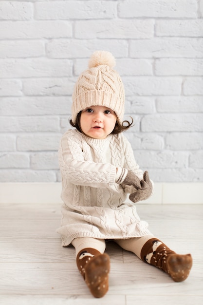 Зимой одетая милая маленькая девочка