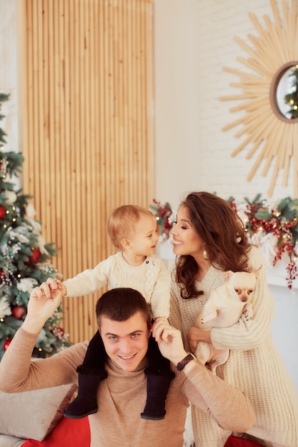 冬の休日の装飾暖色系です。家族写真。ママ、パパとその幼い娘