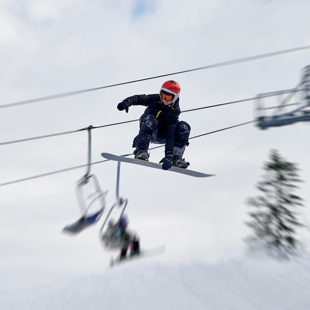 ウィスコンシン州の山でトリックをしている冬の種類のスポーツスキーヤー