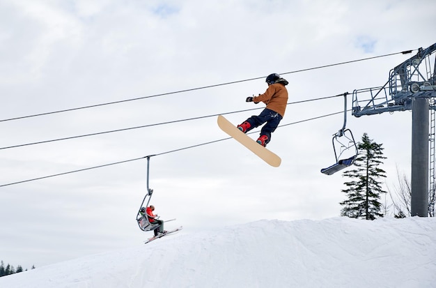 冬の山でトリックをする冬のスポーツスキーヤー