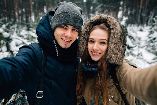 사랑에 젊은 한 쌍의 겨울 selfie