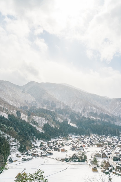 Foto gratuita inverno di shirakawago con neve che cade, giappone