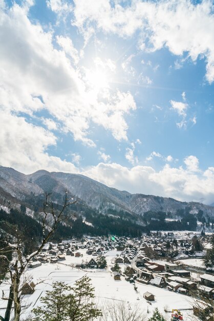 Зимой Shirakawago со снегом падения, Япония