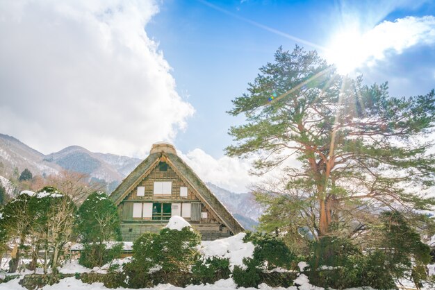 Зимой Shirakawago со снегом падения, Япония