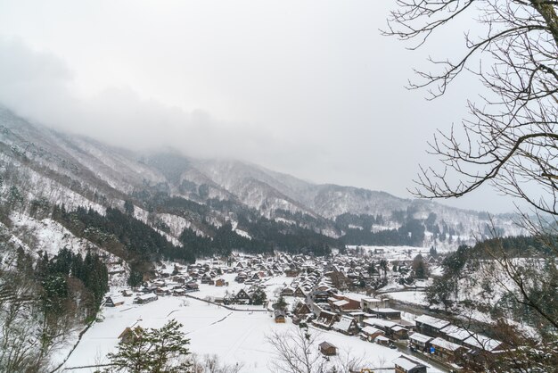 Зимой Shirakawago со снегом падения, Япония